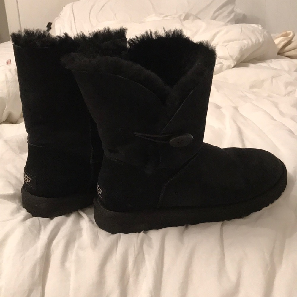 Short black button Uggs